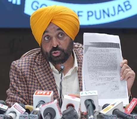 ਅਕਾਲੀ ਦਲ ਅਤੇ ਸ਼੍ਰੋਮਣੀ ਕਮੇਟੀ ਆਪਣੇ ਗਲਤ ਕੰਮਾਂ ਲਈ ਅਕਾਲ ਤਖ਼ਤ ਸਾਹਿਬ ਅਤੇ ਪੰਥ ਨੂੰ ਢਾਲ ਵਜੋਂ ਵਰਤ ਰਹੇ ਹਨ: ਭਗਵੰਤ ਮਾਨ