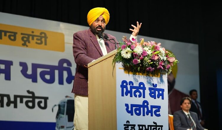 ਟਰਾਂਸਪੋਰਟ ਖੇਤਰ ਵਿੱਚ ਵੱਡੀਆਂ ਕੰਪਨੀਆਂ ਦੀ ਇਜਾਰੇਦਾਰੀ ਖ਼ਤਮ ਕਰਨ ਲਈ ਮੁੱਖ ਮੰਤਰੀ ਦਾ ਵੱਡਾ ਕਦਮ, ‘ਰੋਜ਼ਗਾਰ ਕ੍ਰਾਂਤੀ ਯੋਜਨਾ’ ਅਧੀਨ ਬੇਰੋਜ਼ਗਾਰ ਨੌਜਵਾਨਾਂ ਨੂੰ 505 ਮਿੰਨੀ ਬੱਸ ਪਰਮਿਟ ਸੌਂਪੇ