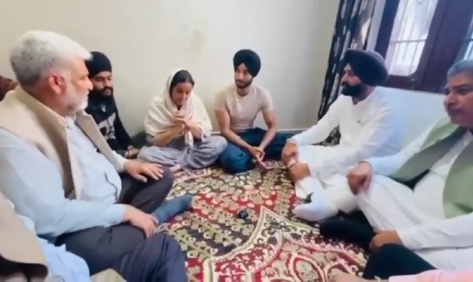 ਸ਼ਹੀਦ ਏਐਸਆਈ ਗੁਰਨਾਮ ਸਿੰਘ ਦੇ ਪਰਿਵਾਰ ਨੂੰ ਮਿਲੇ ਪੰਜਾਬ ਸਰਕਾਰ ਦੇ ਮੰਤਰੀ ਤੇ ‘ਆਪ’ ਵਿਧਾਇਕ, ਮੁੱਖ ਮੰਤਰੀ ਭਗਵੰਤ ਮਾਨ ਵਲੋਂ ਦਿੱਤਾ ਭਰੋਸਾ