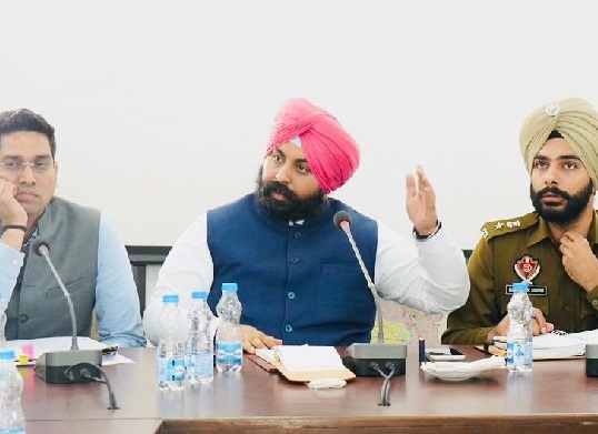 ਚਾਕਬੋਰਡਾਂ ਤੋਂ ਸਮਾਰਟ ਕਲਾਸਰੂਮਾਂ ਤੱਕ: ਭਗਵੰਤ ਮਾਨ ਸਰਕਾਰ ਨੇ ਪੰਜਾਬ ਦੇ ਸਰਕਾਰੀ ਸਕੂਲਾਂ ਵਿੱਚ ਲਿਆਂਦੀ ਡਿਜੀਟਲ ਕ੍ਰਾਂਤੀ