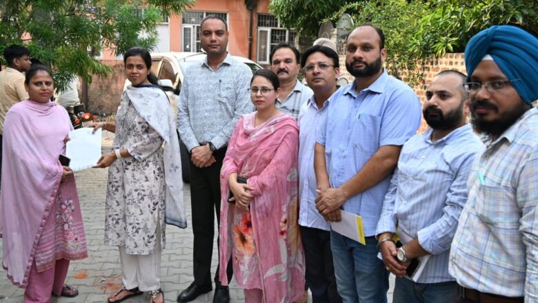 ਡਿਪਟੀ ਕਮਿਸ਼ਨਰ ਨੇ ਵਾਰਡਾਂ ‘ਚ ਵੋਟਰਾਂ ਨਾਲ ਕੀਤੀ ਗੱਲਬਾਤ, ਫਾਰਮ ਵੰਡੇ