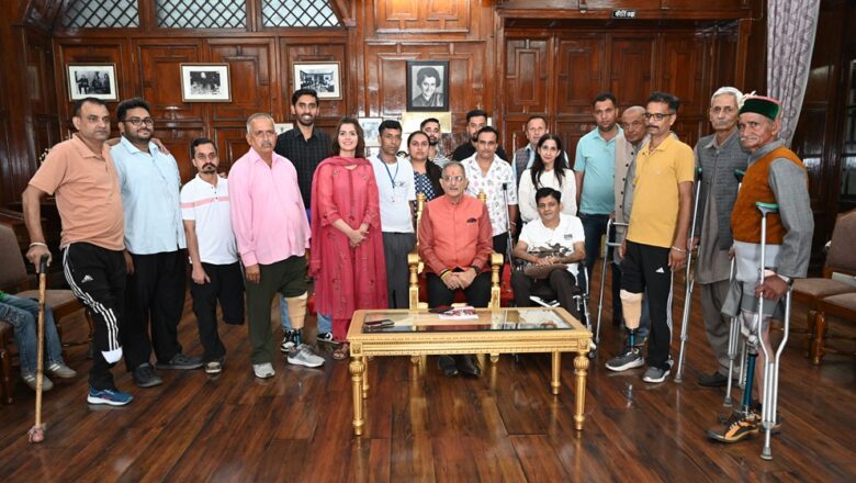 राज्यपाल ने दिव्यांगजनों को कृत्रिम अंग वितरित किए