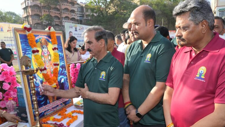 मुख्यमंत्री ने लगभग दो हजार लोगों के साथ किया योगाभ्यास