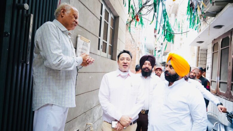 ਹਰਜੋਤ ਸਿੰਘ ਬੈਂਸ ਨੇ ਰਾਤ 1 ਵਜੇ ਅੰਮ੍ਰਿਤਸਰ ਵਿੱਚ ਸਫ਼ਾਈ ਮੁਹਿੰਮ ਦੀ ਕੀਤੀ ਅਗਵਾਈ; ਗੁਰੂ ਨਗਰੀ ਦੀਆਂ ਸੜਕਾਂ ਨੂੰ ਸਾਫ਼-ਸੁਥਰਾ ਰੱਖਣ ਲਈ ਰਾਤ 10 ਵਜੇ ਤੋਂ 2 ਵਜੇ ਤੱਕ ਚੱਲਣ ਵਾਲੀ ਸਫ਼ਾਈ ਮੁਹਿੰਮ ਦਾ ਕੀਤਾ ਆਗ਼ਾਜ਼