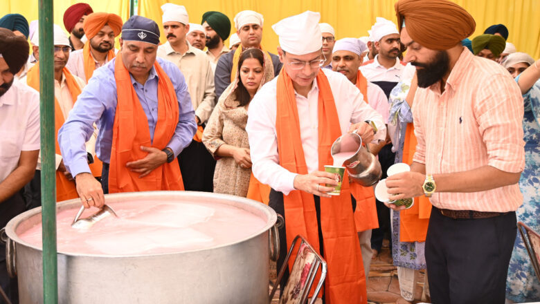 ਪੰਜਾਬ ਪੁਲਿਸ ਵੱਲੋਂ ਸ੍ਰੀ ਗੁਰੂ ਅਰਜਨ ਦੇਵ ਜੀ ਦੇ ਸ਼ਹੀਦੀ ਦਿਹਾੜੇ ਨੂੰ ਸਮਰਪਿਤ ‘ਛਬੀਲ’ ਲਗਾਈ ਗਈ