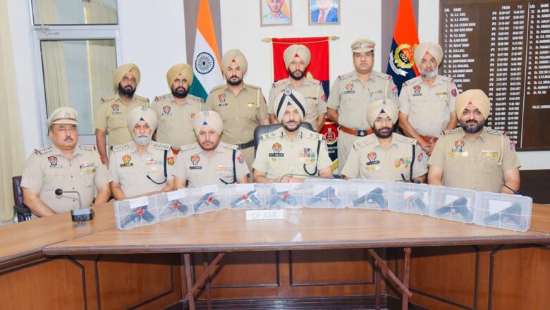 ਸਰਹੱਦ ਪਾਰੋਂ ਹਥਿਆਰ ਤਸਕਰੀ ਵਾਲੇ ਨੈੱਟਵਰਕ ਨਾਲ ਸਬੰਧਤ ਚਾਰ ਵਿਅਕਤੀ 10 ਆਧੁਨਿਕ ਪਿਸਤੌਲਾਂ ਸਣੇ ਕਾਬੂ