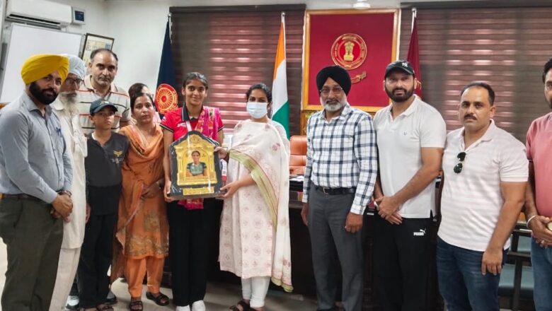 ਏਸ਼ੀਆ ਹਾਕੀ ਕੱਪ ਵਿਚ ਕਾਂਸੀ ਤਗਮਾ ਜੇਤੂ ਰਸ਼ਮੀਨ ਕੌਰ ਹਾਂਡਾ ਨੂੰ ਡਿਪਟੀ ਕਮਿਸ਼ਨਰ ਨੇ ਕੀਤਾ ਸਨਮਾਨਿਤ