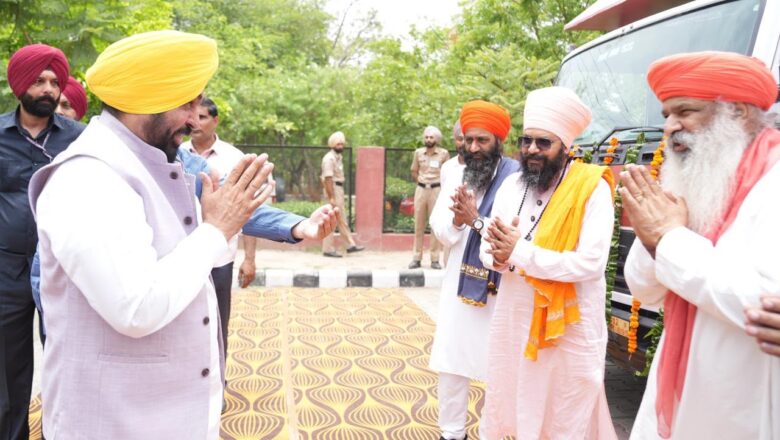 ਸ੍ਰੀ ਗੁਰੂ ਰਵਿਦਾਸ ਜੀ ਮਹਾਰਾਜ ਦਾ ਸੰਦੇਸ਼ ਪੰਜਾਬ ਦੇ ਕੋਨੇ-ਕੋਨੇ ਤੱਕ ਪਹੁੰਚੇਗਾ; ਮੁੱਖ ਮੰਤਰੀ ਭਗਵੰਤ ਸਿੰਘ ਮਾਨ ਨੇ ਡਾਕੂਮੈਂਟਰੀ ਵੈਨਾਂ ਨੂੰ ਹਰੀ ਝੰਡੀ ਦਿਖਾ ਕੇ ਕੀਤਾ ਰਵਾਨਾ