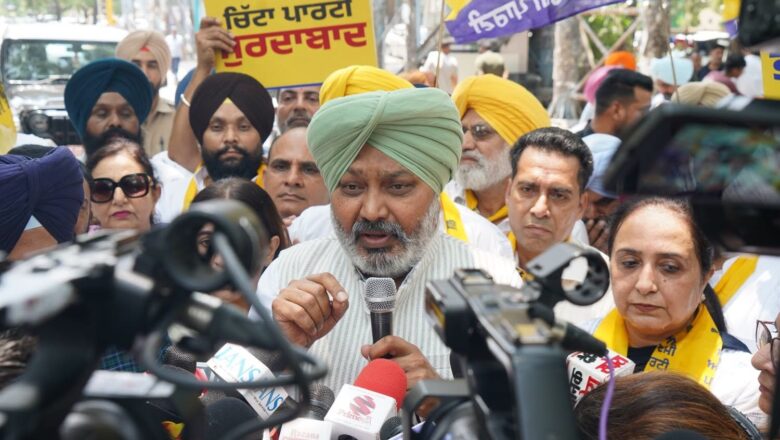 ਮੁੱਖ ਮੰਤਰੀ ਭਗਵੰਤ ਸਿੰਘ ਮਾਨ ਨੂੰ ਨਿਸ਼ਾਨਾ ਬਣਾਉਣ ਵਾਲੀ ਫਰਜ਼ੀ ਵੀਡੀਓ ਫੈਲਾ ਕੇ ਅਕਾਲੀ ਦਲ ਦੀਆਂ ਪੰਥ ਵਿਰੋਧੀ ਅਤੇ ਪੰਜਾਬ ਵਿਰੋਧੀ ਗਤੀਵਿਧੀਆਂ ਖ਼ਿਲਾਫ਼ ਆਪ ਨੇ ਸੂਬਾ ਪੱਧਰੀ ਪ੍ਰਦਰਸ਼ਨ ਕੀਤਾ