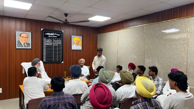 ਸਪੀਕਰ ਸੰਧਵਾਂ ਨੇ ਦਫਤਰ ਮਾਰਕਿਟ ਕਮੇਟੀ ਵਿਖੇ ਹਲਕੇ ਦੇ ਬਲਾਕ ਪ੍ਰਧਾਨਾਂ ਨਾਲ ਕੀਤੀ ਮੀਟਿੰਗ