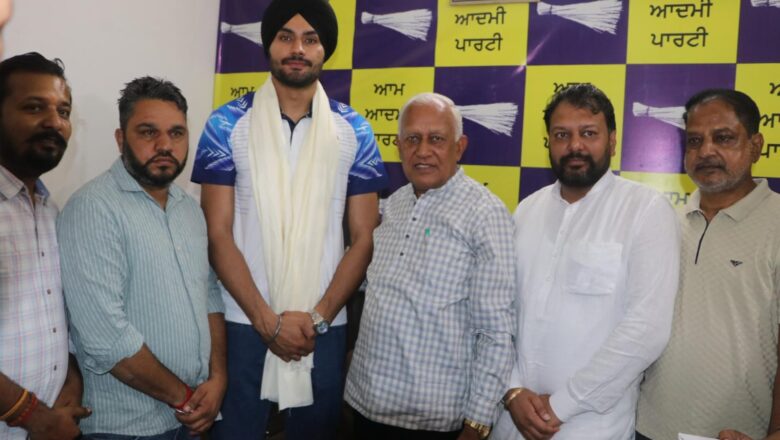 ਮੰਤਰੀ ਗੋਇਲ ਵੱਲੋਂ ਹਲਕਾ ਲਹਿਰਾ ਦਾ ਵਾਲੀਬਾਲ ਇੰਟਰਨੈਸ਼ਨਲ ਖਿਡਾਰੀ ਸਨਮਾਨਿਤ
