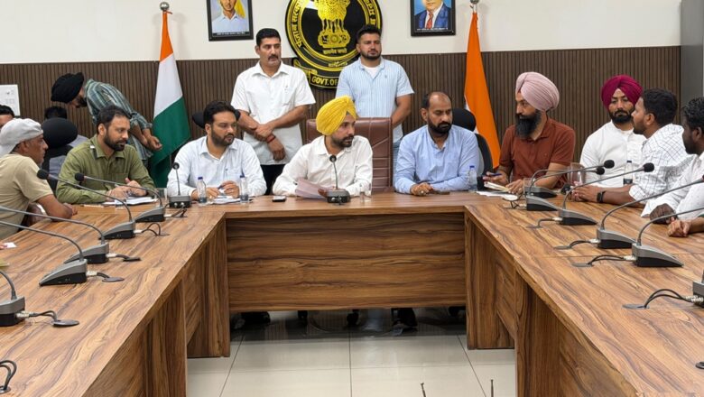 ਓ.ਐਸ.ਡੀ. ਸੁਖਵੀਰ ਸਿੰਘ ਨੇ ਮੁੱਖ ਮੰਤਰੀ ਸਹਾਇਤਾ ਕੇਂਦਰ, ਧੂਰੀ ਵਿਖੇ ਸੁਣੀਆਂ ਲੋਕਾਂ ਦੀਆਂ ਮੁਸ਼ਕਲਾਂ