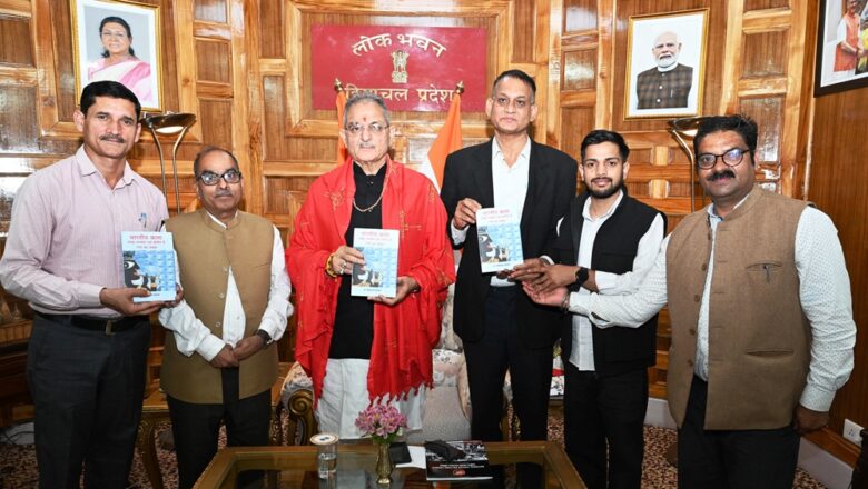 राज्यपाल ने गंगा की सांस्कृतिक और आध्यात्मिक विरासत पर आधारित पुस्तक का विमोचन किया