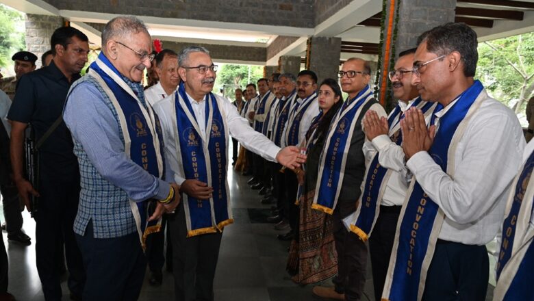 राज्यपाल ने जेयूआईटी के 7वें दीक्षांत समारोह में मेधावियों को स्वर्ण पदक प्रदान किए