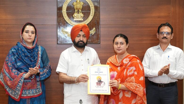 ਹਰਦੀਪ ਸਿੰਘ ਮੁੰਡੀਆਂ ਨੇ ਜਲ ਸਪਲਾਈ ਅਤੇ ਸੈਨੀਟੇਸ਼ਨ ਵਿਭਾਗ ਦੇ 52 ਨਵ-ਨਿਯੁਕਤ ਮੁਲਾਜ਼ਮਾਂ ਨੂੰ ਨਿਯੁਕਤੀ ਪੱਤਰ ਸੌਂਪੇ