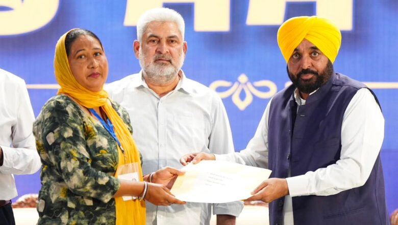 ਮੁੱਖ ਮੰਤਰੀ ਭਗਵੰਤ ਸਿੰਘ ਮਾਨ ਨੇ ਵਣ ਵਿਭਾਗ ਦੇ 516 ਦਿਹਾੜੀਦਾਰ ਕਾਮਿਆਂ ਦੀਆਂ ਸੇਵਾਵਾਂ ਰੈਗੂਲਰ ਕੀਤੀਆਂ, ਰੈਗੂਲਰ ਹੋਏ ਕਰਮਚਾਰੀਆਂ ਨੂੰ ਸੌਂਪੇ ਨਿਯੁਕਤੀ ਪੱਤਰ