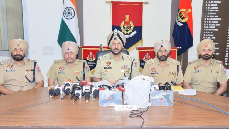 ਅੰਮ੍ਰਿਤਸਰ ਵਿੱਚ ਸਰਹੱਦ ਪਾਰੋਂ ਚੱਲ ਰਹੇ ਨਸ਼ੀਲੇ ਪਦਾਰਥ ਅਤੇ ਹਥਿਆਰ ਤਸਕਰੀ ਨੈੱਟਵਰਕ ਨਾਲ ਜੁੜੇ ਚਾਰ ਵਿਅਕਤੀ ਗ੍ਰਿਫ਼ਤਾਰ; 5.5 ਕਿਲੋਗ੍ਰਾਮ ਹੈਰੋਇਨ, ਦੋ ਪਿਸਤੌਲ ਬਰਾਮਦ