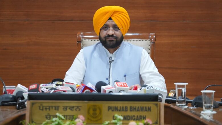 ਭਗਵੰਤ ਮਾਨ ਸਰਕਾਰ 2100 ਤੋਂ ਵੱਧ ਮਨਰੇਗਾ ਕਰਮਚਾਰੀਆਂ ਦੇ ਮੋਢੇ ਨਾਲ ਮੋਢਾ ਜੋੜ ਕੇ ਖੜ੍ਹੀ ਹੈ; ਪੇਂਡੂ ਵਿਕਾਸ ਮੰਤਰੀ ਨੇ ਕੇਂਦਰੀ ਖੇਤੀਬਾੜੀ ਮੰਤਰੀ ਨੂੰ ਪੱਤਰ ਲਿਖ ਕੇ ਕਰਮਚਾਰੀਆਂ ਨੂੰ ਰੈਗੂਲਰ ਕਰਨ ਦੀ ਕੀਤੀ ਮੰਗ