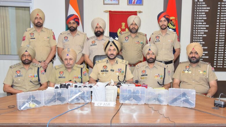 ਸਰਹੱਦ ਪਾਰੋਂ ਚੱਲ ਰਹੇ ਤਸਕਰੀ ਮਾਡਿਊਲ ਨਾਲ ਜੁੜੇ ਦੋ ਵਿਅਕਤੀ 6 ਅਧੁਨਿਕ ਪਿਸਤੌਲਾਂ, 1 ਕਿਲੋ ਹੈਰੋਇਨ, 10 ਹਜ਼ਾਰ ਰੁਪਏ ਦੀ ਡਰੱਗ ਮਨੀ ਸਮੇਤ ਕਾਬੂ