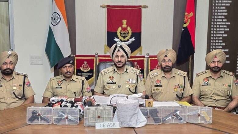 ਸਰਹੱਦ ਪਾਰੋਂ ਚੱਲ ਰਹੇ ਤਸਕਰੀ ਮਾਡਿਊਲ ਨਾਲ ਜੁੜੇ ਚਾਰ ਵਿਅਕਤੀ 5 ਪਿਸਤੌਲ, 2 ਕਿਲੋ ਹੈਰੋਇਨ ਅਤੇ 5 ਲੱਖ ਰੁਪਏ ਦੀ ਡਰੱਗ ਮਨੀ ਸਮੇਤ ਕਾਬੂ