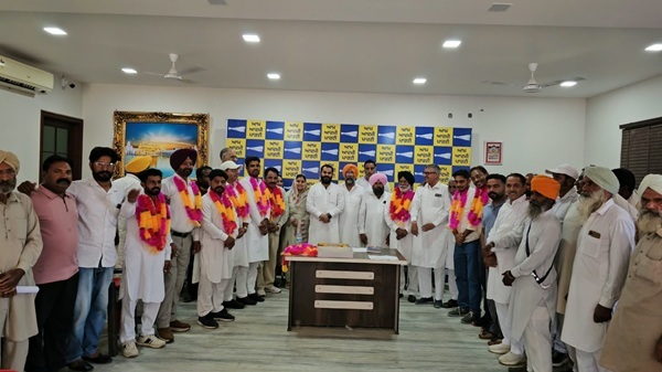 ਵਿਧਾਇਕ ਫਾਜ਼ਿਲਕਾ ਨੇ ਆਮ ਆਦਮੀ ਪਾਰਟੀ ਵਲੋਂ ਨਵ ਨਿਯੁਕਤ ਅਹੁਦੇਦਾਰਾਂ ਨੂੰ ਦਿੱਤੀ ਵਧਾਈ